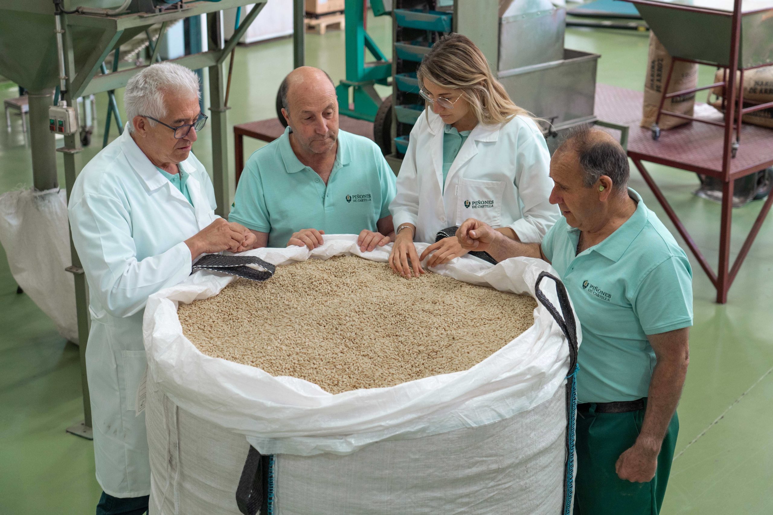 El equipo de Piñones de Castilla, esperando tu contacto