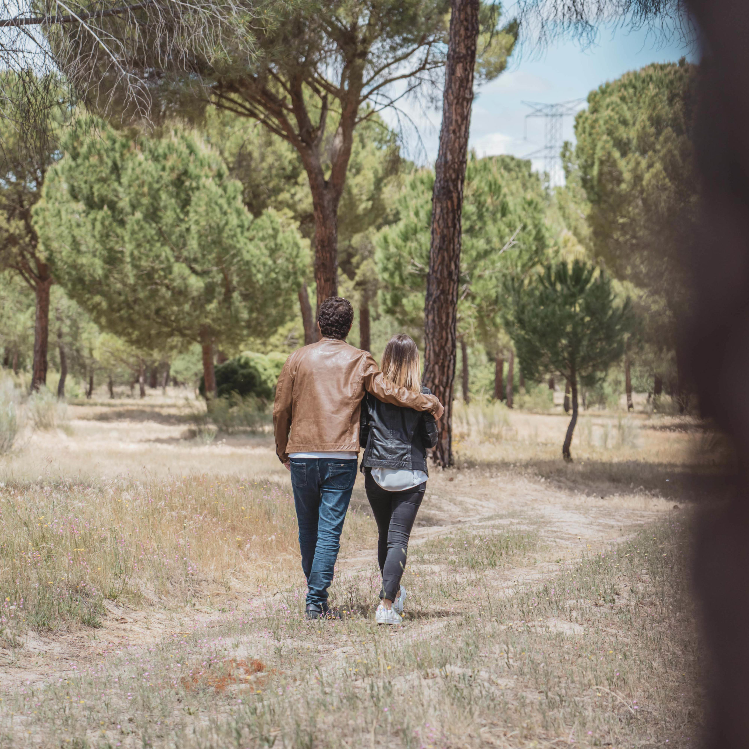 Pareja pasea por tierra de pinares en Pedrajas