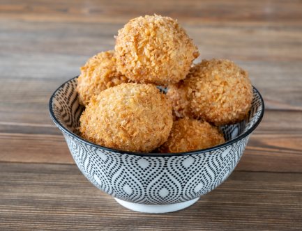 Cocina con piñones. Cuenco con croquetas de piñones y espinacas